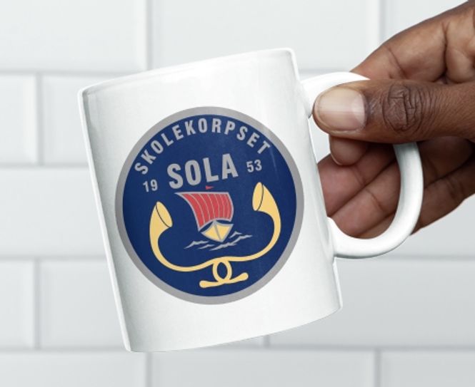 Bilde av Kaffekrus Skolekorpset Sola med personlig navn på baksiden